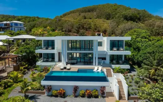 Casa de Ensueño: 5BD 4.5BA Beachfront Villa with Dock, Camp Bay, Roatan