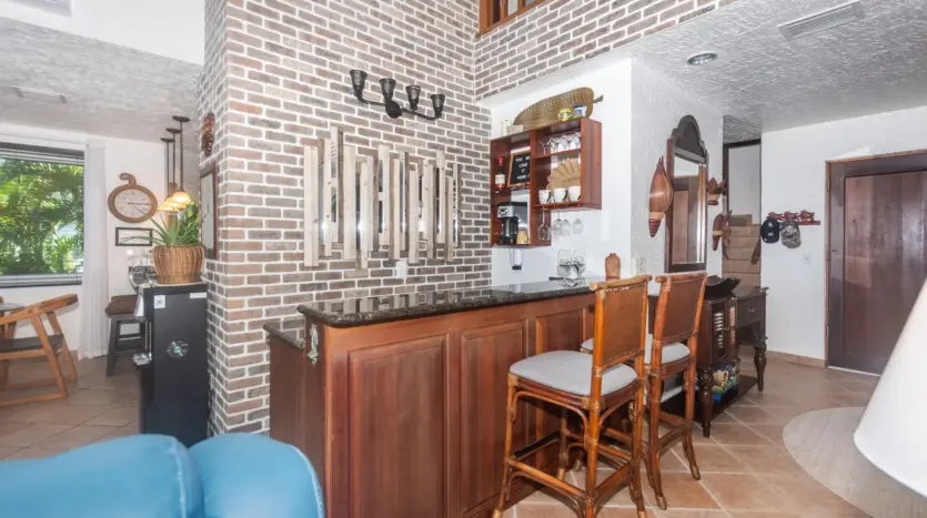 Built-in wet bar with stools